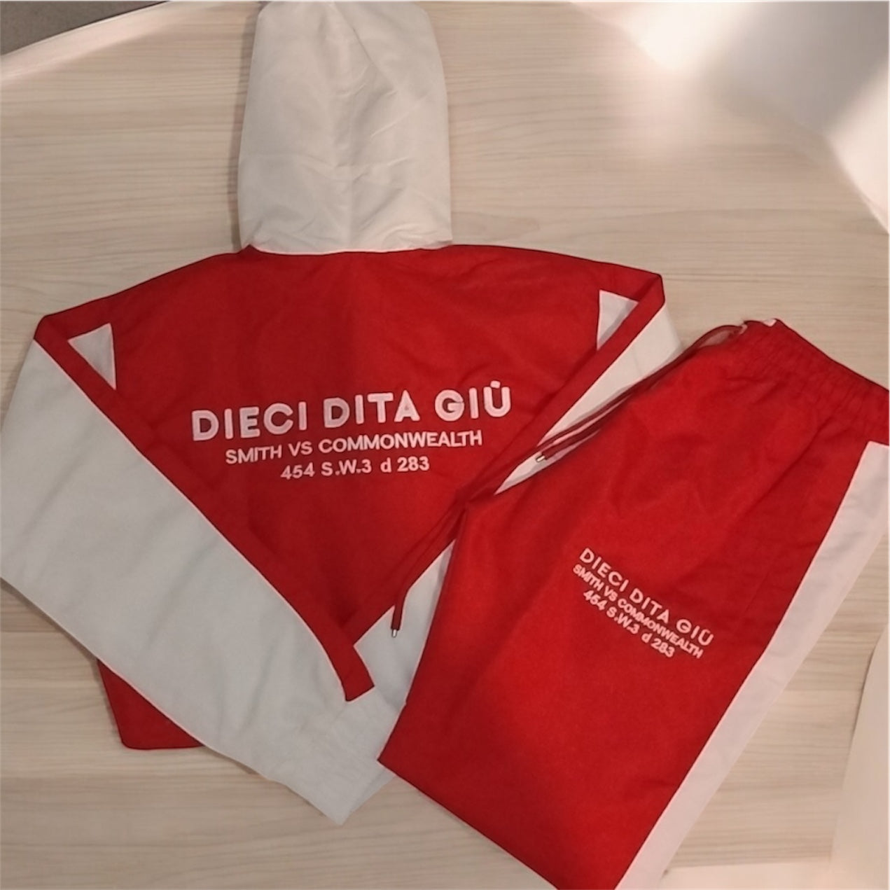 Rossa Dieci Dita Giu